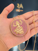 Kit Pingente Mandala Grande Iansã Banhada a Ouro 18k e Cravejada C/ Micro Zircônias Rosa + Corrente Veneziana 60cm