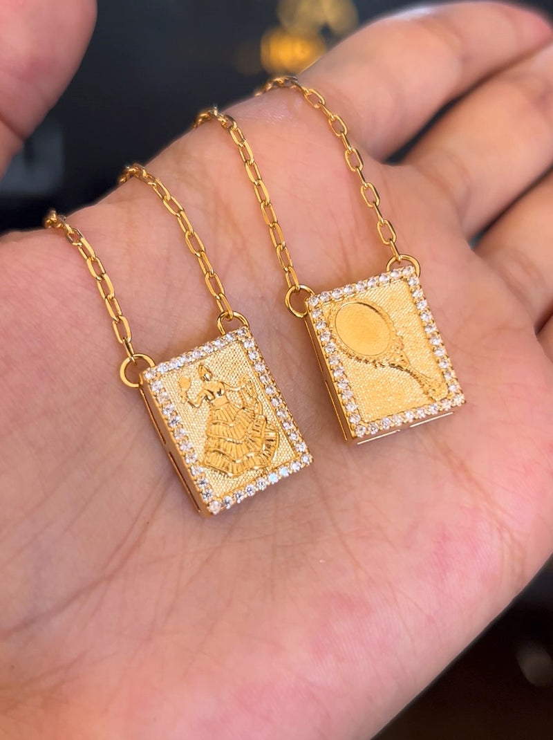 Escapulário Caixa Orixá Oxum C/ Microzircônias Cristal Banhada a Ouro 18k + Corrente Cadeado (1 mm) 70cm