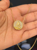 Kit Pingente Mini Mandala Iemanjá Banhada a Ouro 18k e Cravejada C/ Micro Zircônias + Corrente Veneziana (1 mm) 40cm
