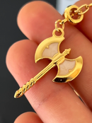 Pingente Machado Perolado (31mm) - Banhada a Ouro e Verniz Italiano