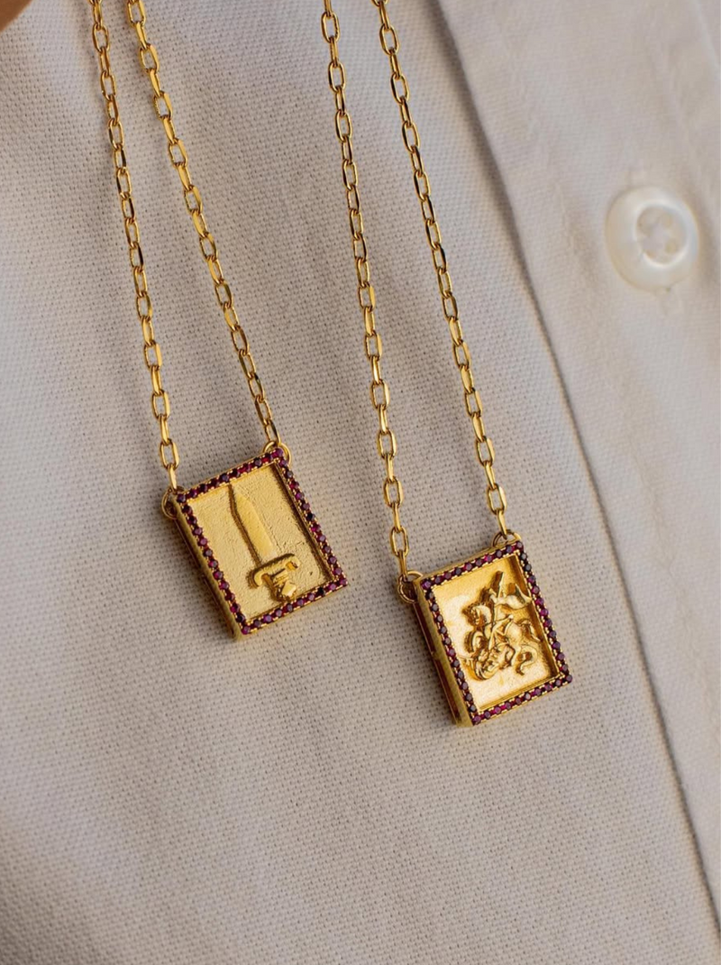Escapulário Caixa São Jorge C/ Microzircônias Vermelho Banhada a Ouro 18k + Corrente Cadeado (1 mm) 70cm