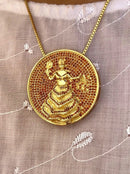 Kit Pingente Mandala Grande Oxum Banhada a Ouro 18k e Cravejada C/ Micro Zircônias Granada+ Corrente Veneziana 60cm