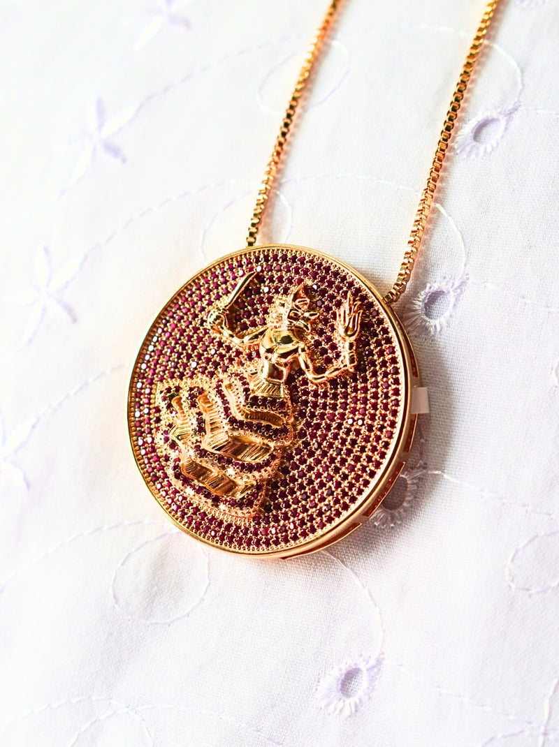 Kit Pingente Mandala Grande Iansã Banhada a Ouro 18k e Cravejada C/ Micro Zircônias Granada + Corrente Veneziana 60cm
