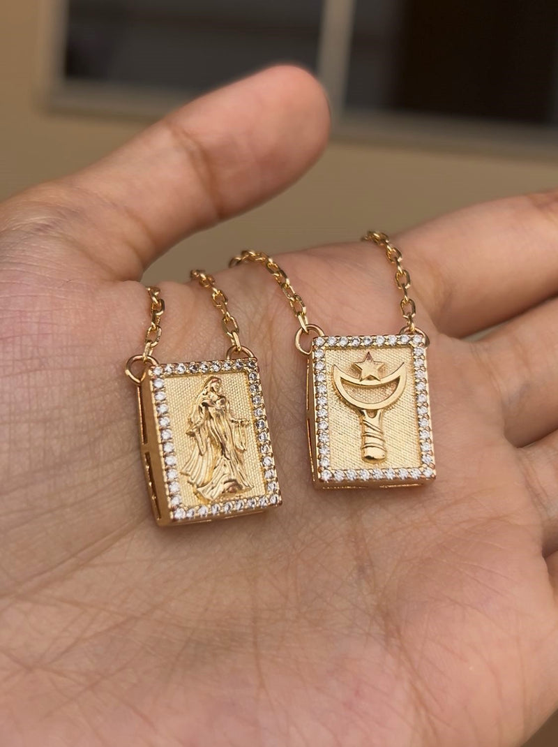 Escapulário Caixa Orixá Iemanjá C/ Microzirconia Cristal Banhada a Ouro 18k + Corrente Cadeado (1 mm) 70cm