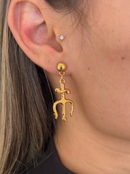 Brinco Tridente de Proteção Antialérgico (33mm) - Banhado a Ouro e Verniz Italiano