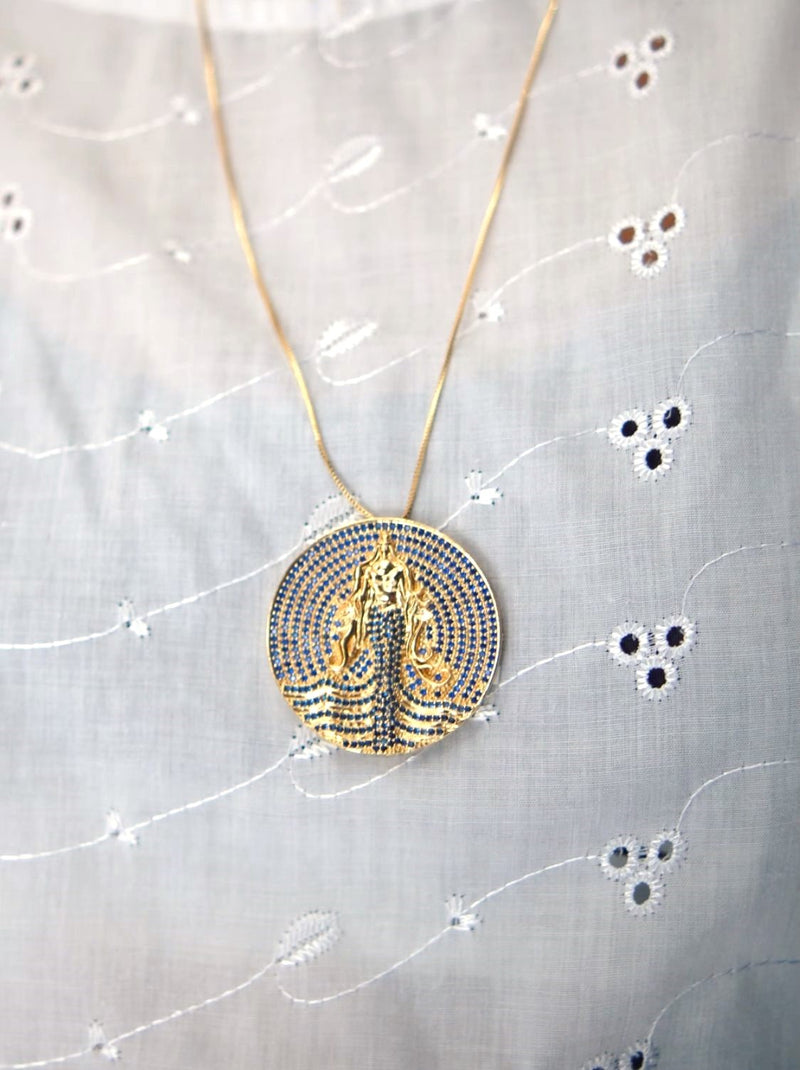 Kit Pingente Mandala Grande Iemanjá Banhada A Ouro 18k e Cravejada Com Micro Zircônias Azul + Corrente Veneziana 60cm
