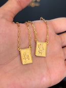 Escapulário Placa Orixá Logun Edé Banhada a Ouro 18k + Corrente Cadeado (1 mm) 70cm