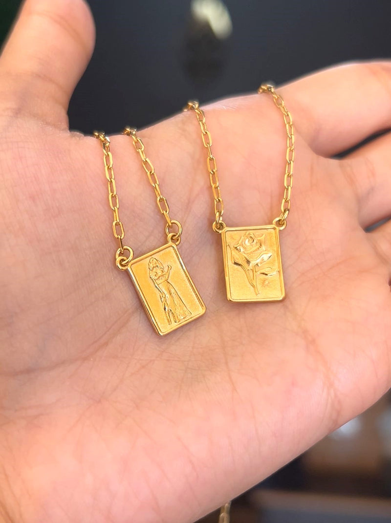 Escapulário Placa Pombagira Banhado a Ouro 18k + Corrente Cadeado (1 mm) 70cm