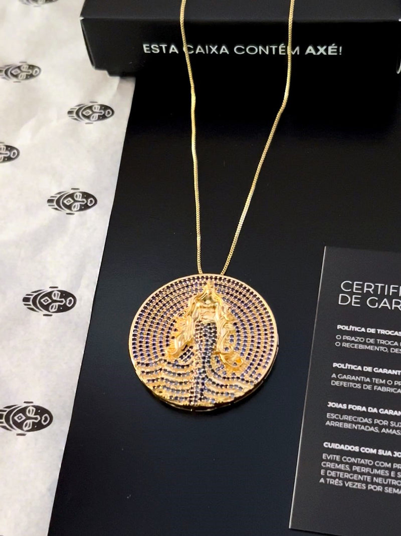 Kit Pingente Mandala Grande Iemanjá Banhada A Ouro 18k e Cravejada Com Micro Zircônias Azul + Corrente Veneziana 60cm