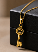 Kit Pingente Chave (28mm) + Corrente Elo Português (1mm) de 50, 60 e 70 cm - Banhada a Ouro e Verniz Italiano (Cópia)