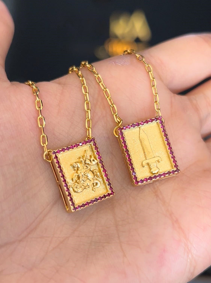 Escapulário Caixa São Jorge C/ Microzircônias Vermelho Banhada a Ouro 18k + Corrente Cadeado (1 mm) 70cm