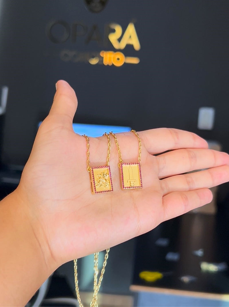 Escapulário Caixa São Jorge C/ Microzircônias Vermelho Banhada a Ouro 18k + Corrente Cadeado (1 mm) 70cm